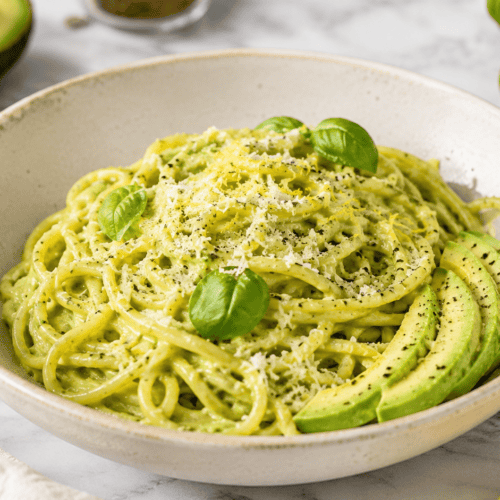 Avocadopastasauce mit Pasta cremig und frisch serviert