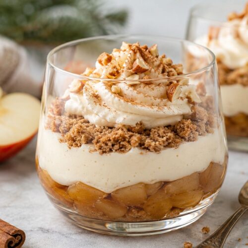 Bratapfel-Dessert im Glas mit Zimtäpfeln Creme und Keksbröseln