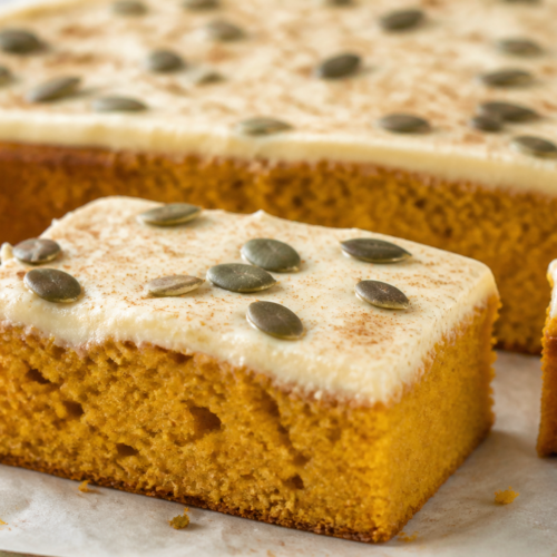 Kürbiskuchen vom Blech als fertiges Gericht appetitlich serviert