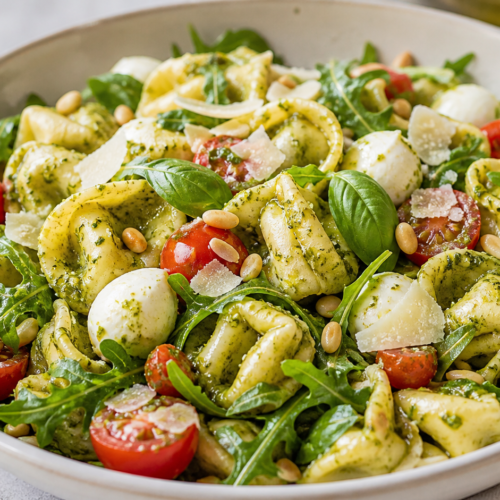 Tortellini Salat als fertiges Gericht appetitlich serviert